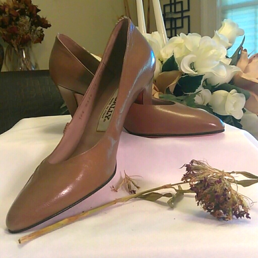 Bally ladies 3inch leather pumps in tan